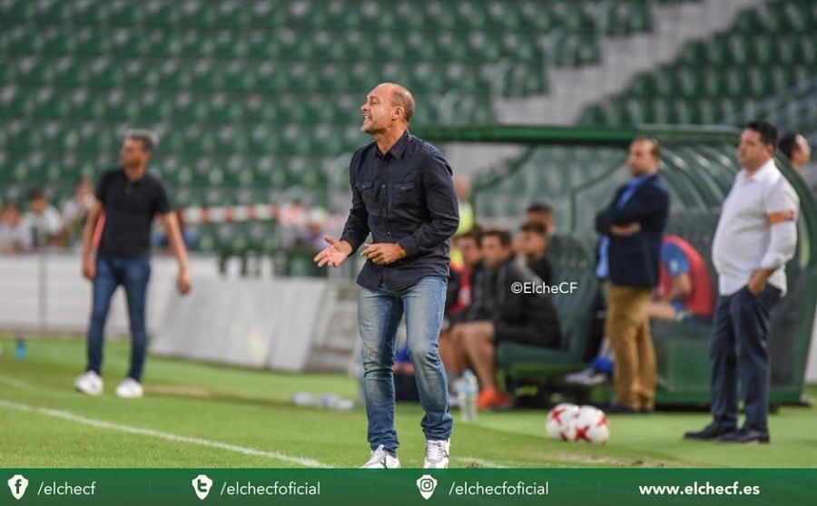 Vicente Mir dirige al Elche durante el encuentro ante el Ontinyent / Elche C.F. Oficial