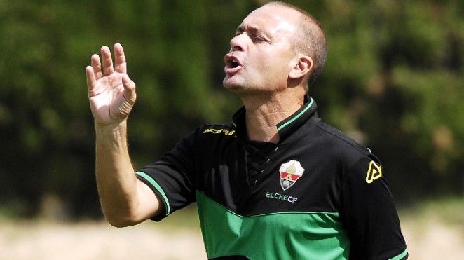 Vicente Mir dirige un entrenamiento con el Elche Ilicitano / LFP