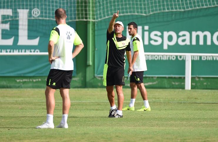 Vicente Mir dirige un entrenamiento con el Elche / Elche C.F. oficial