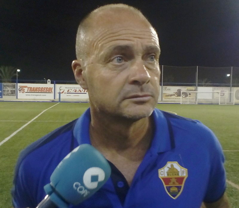 Vicente Mir atiende a los medios tras un partido de pretemporada en el verano de 2017