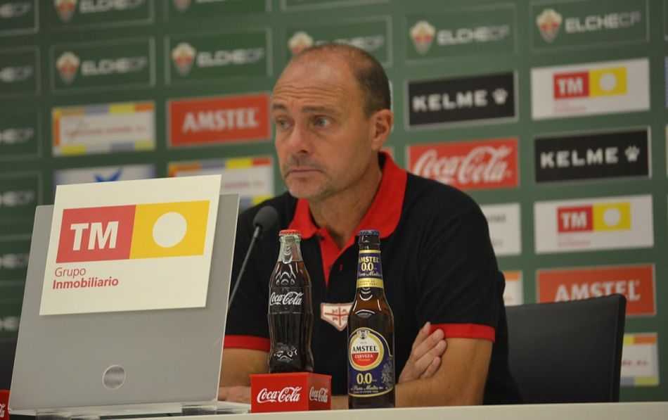 Vicente Mir en la sala de prensa del estadio Martínez Valero / Cristian Ripoll Vicente Mir en la sala de prensa del estadio Martínez Valero / Cristian Ripoll