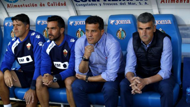 Vicente Parras en el banquillo del Coliseum Alfonso Pérez de Getafe / LFP