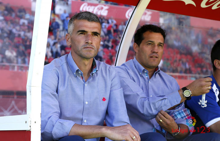 Vicente Parras, entrenador del Elche, en el banquillo del Iberostar Estadi / LFP