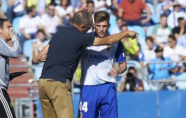 Víctor Fernández da indicaciones a Raúl Guti durante un partido del Real Zaragoza / Real Zaragoza Oficial