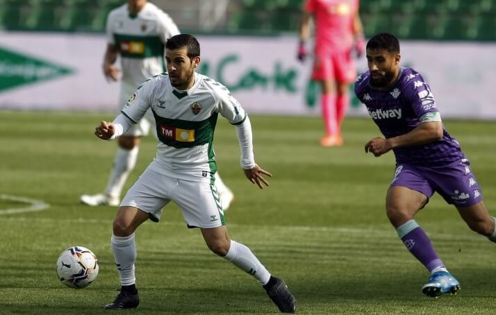 El jugador del Elche, Víctor Rodríguez, controla un balón ante el jugador del Betis, Fekir / LaLiga