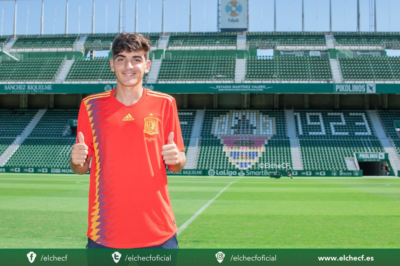 Gonzalo Villar posa con la camiseta de España en el Martínez Valero / SOnia Arcos - Elche CF