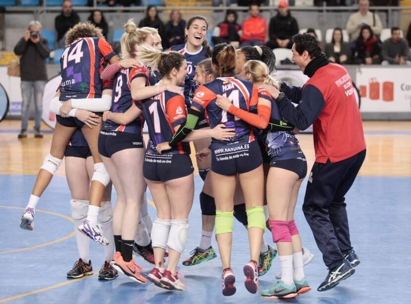 Las jugadoras y entrenador del Club Voleibol Elche celebran el ascenso a Superliga logrado en abril de 2018