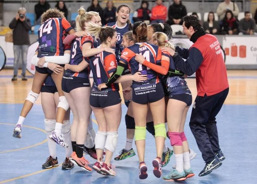 Las jugadores del Club Voleibol Elche y el entrenador Andre Collin celebran el ascenso a Superliga logrado en abril de 2018