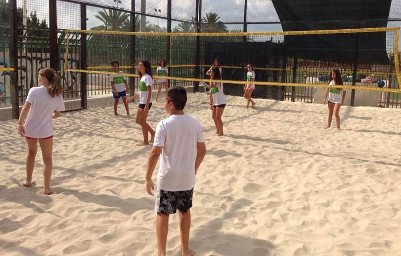 Jóvenes juegan al voley playa en las instalaciones de Viziusport Arena City