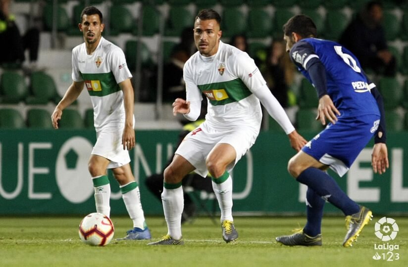 El jugador del Elche Xavi Torres controla un balón durante un partido ante el Córdoba / LFP