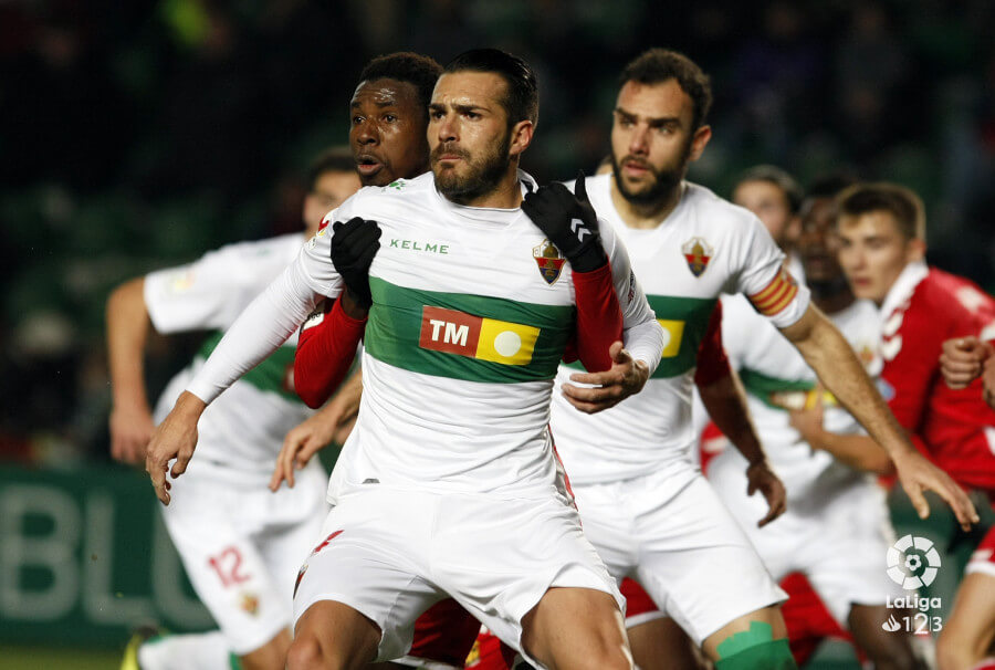 Los jugadores del Elche Xavi Torres y Gonzalo Verdú durante un partido ante el Nástic - LFP