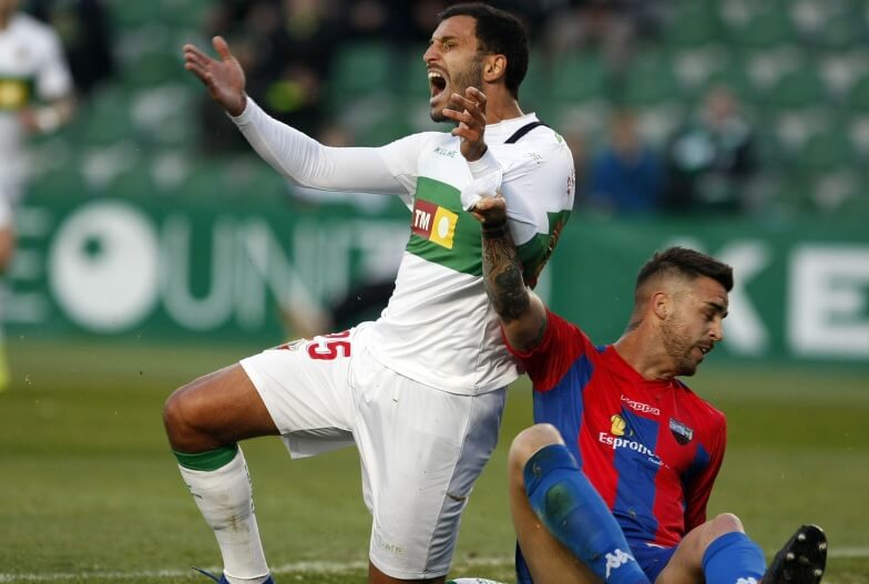 Yacine Qasmi durante un partido con el Elche ante el Extremadura / LFP