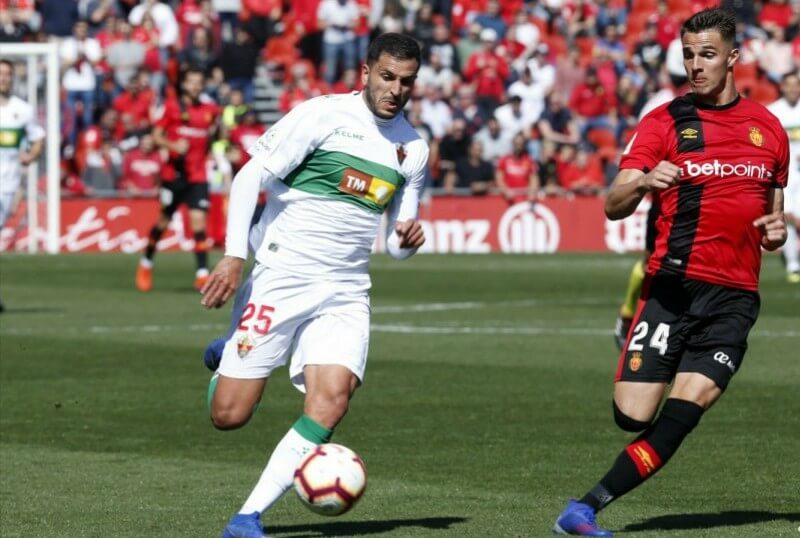 El delantero del Elche Yacine Qasmi durante un partido ante el Mallorca / LFP